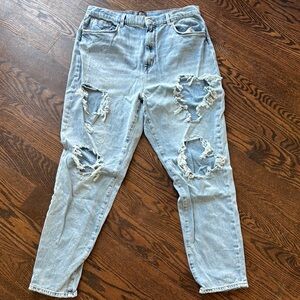BDG Mom High-Rise destructed jeans size 32